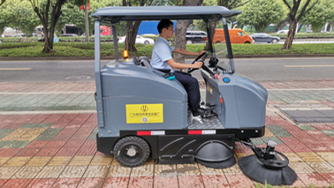 雨天可以使用駕駛式掃地車(chē)掃地嗎？